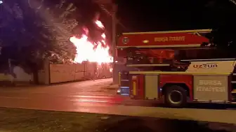 Bursa'da Geri Dönüşüm Tesisinde Yangın Söndürüldü
