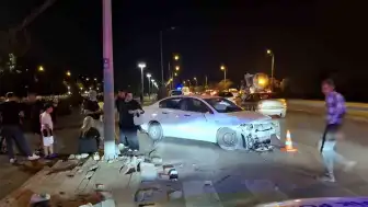 Bursa'da Makas Atan Otomobilin Karıştığı Kazada İki Araç Dereye Uçtu: 6 Yaralı