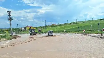Çorum'un Alaca İlçesinde Sağanak: Tarım Arazileri Zarar Gördü, Ulaşımda Aksama Yaşandı