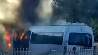 Diyarbakır'da Seyir Halindeki Minibüs Alevlere Teslim Oldu