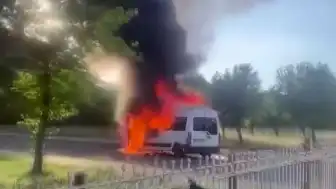 Diyarbakır'da Seyir Halindeki Minibüs Yanarak Kullanılamaz Hale Geldi