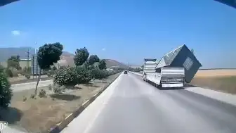 Hatay'da Fırtına Nedeniyle TIR'dan Konteyner Düştü, O Anlar Kamerada