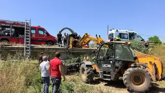 İnegöl'de Köprüden Düşen Traktör Sürücüsü İş Makinesiyle Kurtarıldı
