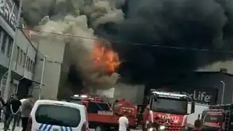 Konya'da Yatak Fabrikasında Çıkan Yangında Bir İtfaiye Eri Yaralandı