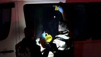 Malatya'da Husumetlisinin Silahlı Saldırısında Yaralanan 19 Yaşındaki Genç ve Olay Yerindeki Minibüse Saçmalar İsabet Etti