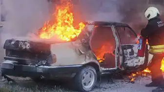 Samsun'da Kaportacı Dükkanında Yangın: Kaynaktan Sıçrayan Kıvılcım Otomobili Alevlere Verdi