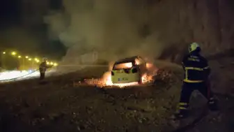 Siirt-Kurtalan kara yolunda seyir halindeki otomobil yanarak kullanılamaz hale geldi