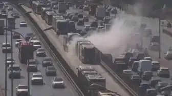 Avcılar'da Seyir Halindeki Metrobüste Yangın Çıktı, Seferler Aksadı
