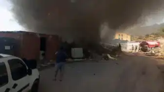 Balıkesir Sındırgı'da Konteyner Konaklama Alanında Yangın: 9 Konteyner Kullanılamaz Hale Geldi
