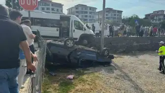 Bartın'da İşçi Servisi ile Otomobil Çarpıştı: 3 Yaralı