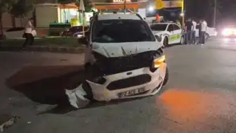 Batman'da Trafik Kazası: Taksi ile Hafif Ticari Araç Çarpıştı