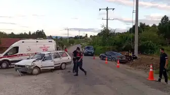 Bilecik Yenipazar'da iki otomobil çarpıştı: 10 yaralı