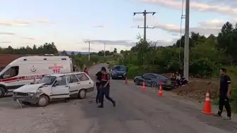 Bilecik Yenipazar'da İki Otomobil Çarpıştı: 10 Yaralı