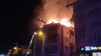 Bolu'da Apartman Çatı Katında Yangın: Kullanılamaz Hale Geldi
