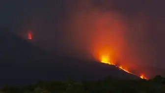 Etna Yanardağı'nda Volkanik Hareketlilik: Uçuşlarda Aksama Yaşanıyor