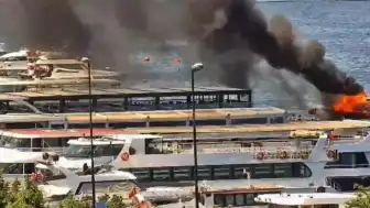 Haliç'te Bir Teknede Yangın Çıktı