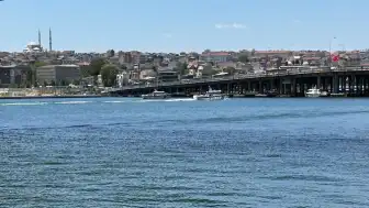 Haliç'te Tur Teknesi Köprü Ayağına Çarptı: Bir Personel Denize Düştü