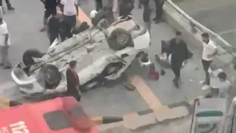 İskenderun'da Otomobilin Bariyerlere Çarparak Takla Atması Sonucu 2 Kişi Öldü, 3 Kişi Yaralandı