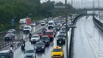 İstanbul'da Sağanak Yağış Trafikte Aksamalara Neden Oldu