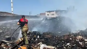 İzmir Seyhan Mahallesi'nde Çöplük Alanında Yangın Paniği