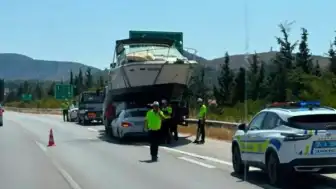 İzmir'de Sıra Dışı Kaza: Otomobil Tekne Taşıyan Çekiciye Çarptı