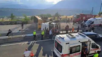 Karabük'te çakıl yüklü tır devrildi: 1 yaralı