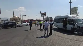 Kayseri'de Minibüs ve Otomobil Çarpıştı: 8 Yaralı