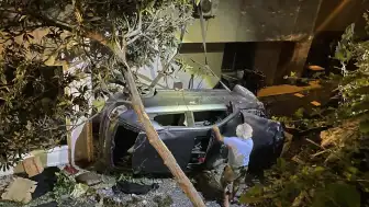 Kocaeli Gölcük'te otomobil apartman boşluğuna devrildi: 2 yaralı