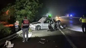 Kocaeli'de tırın arızalı otomobile çarpması sonucu 1 çocuk yaşamını yitirdi, 3 kişi yaralandı