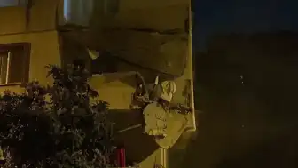 Küçükçekmece'de Balkonları Çöken Bina Tahliye Edildi