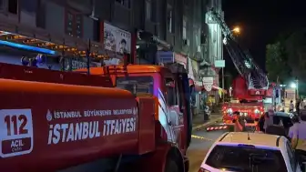 Küçükçekmece'de İş Merkezinde Yangın: 4 İş Yeri Hasar Gördü