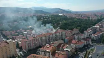 Kütahya'da Yıldırım Düşmesi Sonucu Apartman Çatısında Yangın Meydana Geldi