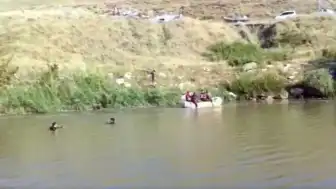 Muş Bulanık'ta Çaya Düşen Kardeşlerden Biri Hayatını Kaybetti, Diğeri Aranıyor