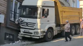 Tekirdağ'da Park Halindeki Kamyon Kontrolden Çıkarak Eve Çarptı