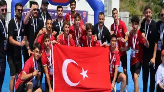 U16 Erkek Hokey Milli Takımı Avrupa Şampiyonu unvanını kazandı