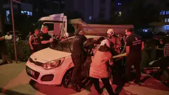 Ümraniye'de Kamyon ile Otomobil Çarpıştı: 1'i Ağır 4 Yaralı
