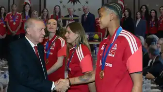 Cumhurbaşkanı Erdoğan, Avrupa Şampiyonu Voleybol Takımı'nı Kabul Etti