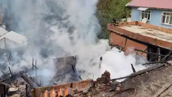 Kastamonu İnebolu'da Çıkan Yangında Ahşap Ev ve Ahır Kül Oldu, 5 Büyükbaş Hayvan Telef Oldu