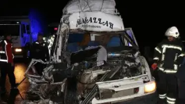Aksaray'da Tarım İşçilerini Taşıyan Minibüs TIR'a Çarptı: 12 Yaralı