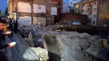 Balıkesir'de Temel Kazısı Sırasında 3 Katlı Bina Yıkıldı