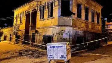 Manisa'da Tarihi Binanın Çatısı ve Duvarları Çöktü, Araç Hasar Gördü