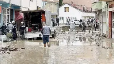 Samsun'da Sel Afeti: 4 Mahallede Elektrik Kesintisi, Okullarda Eğitime Ara Verildi