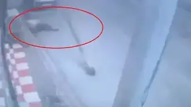 Seyhan'da Yolda Yürüyen Kişinin Üzerine Aydınlatma Direği Devrildi