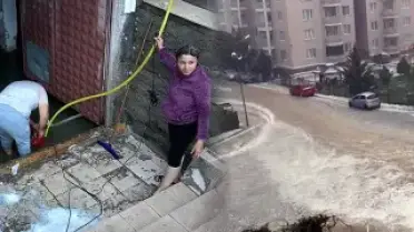 Tokat'ın Zile İlçesinde Şiddetli Sağanak ve Dolu Nedeniyle Su Baskınları Yaşandı