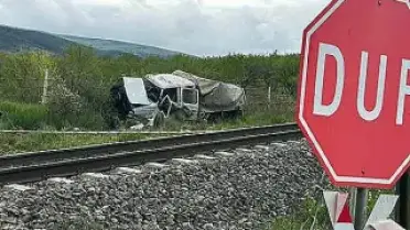 Tren kamyonete çarptı: 1 kişi hayatını kaybetti, 3 kişi yaralandı