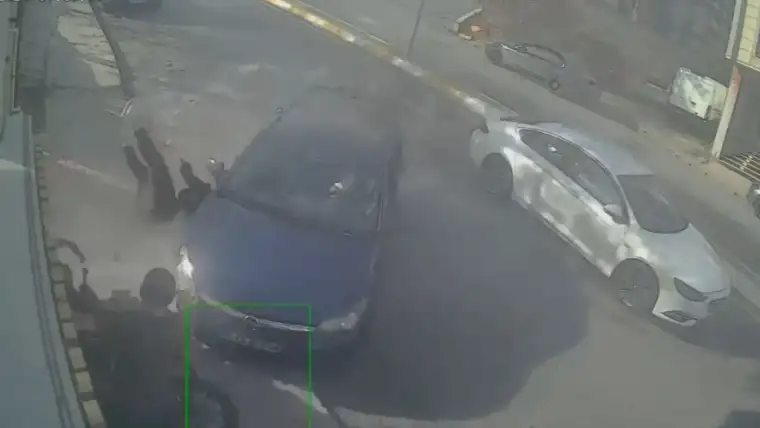 Esenyurt'ta otomobil önce motosiklete, sonra yayaya çarptı: 2 ağır yaralı