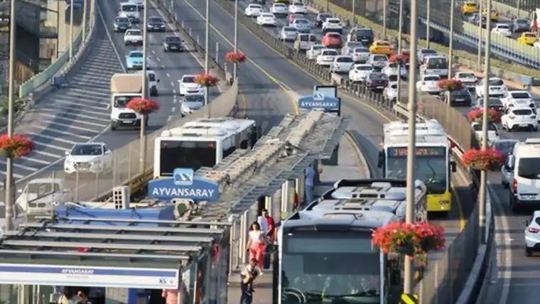 İstanbul'da Trafik Durumu: 22 Ekim Perşembe Günü Hangi Yollarda Yoğunluk Yaşanıyor?
