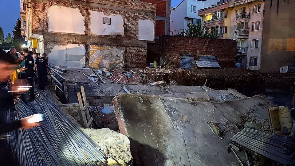 Balıkesir'de Temel Kazısı Sırasında 3 Katlı Bina Yıkıldı