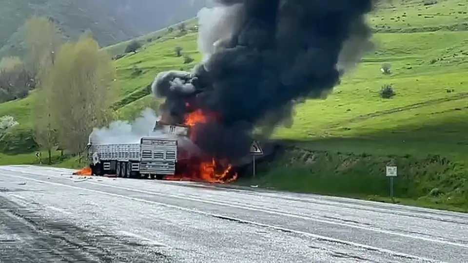 Bitlis'te Çarpışan 2 TIR Alev Aldı: 2 Ölü