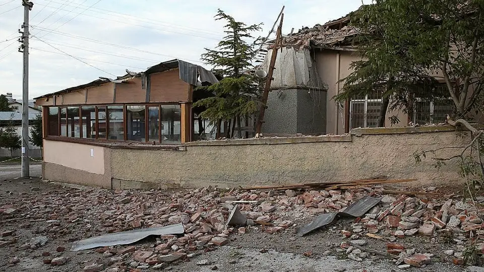 Eskişehir'de Yıldırım Caminin Minaresini Yıktı